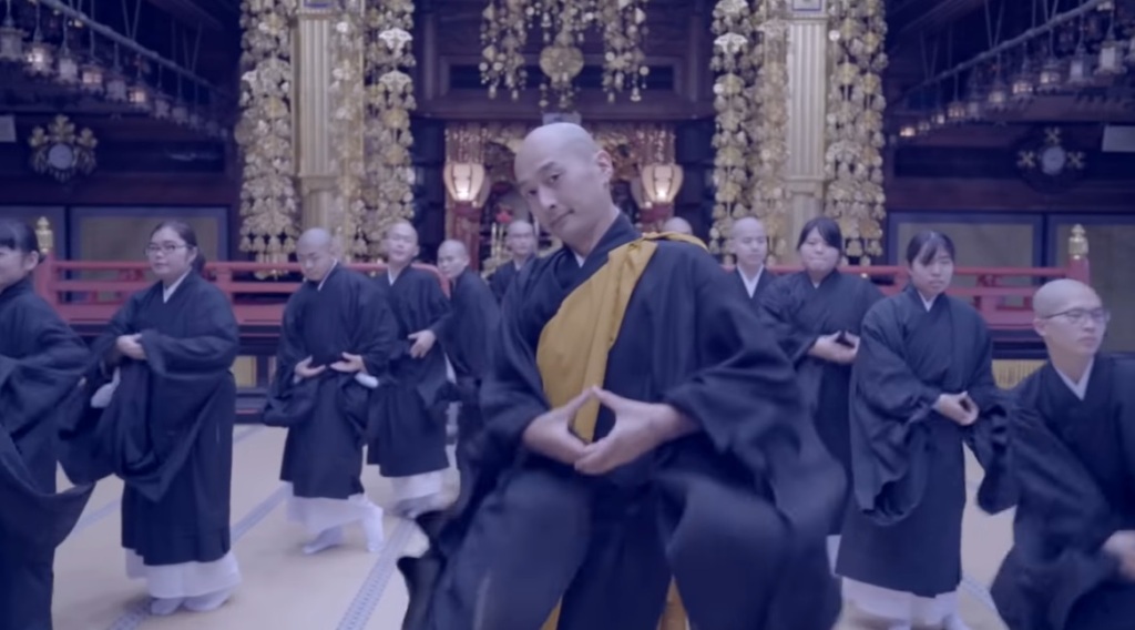 Японский буддийский монах сочетает электронную музыку и хореографию в молитвенном танце для студентов