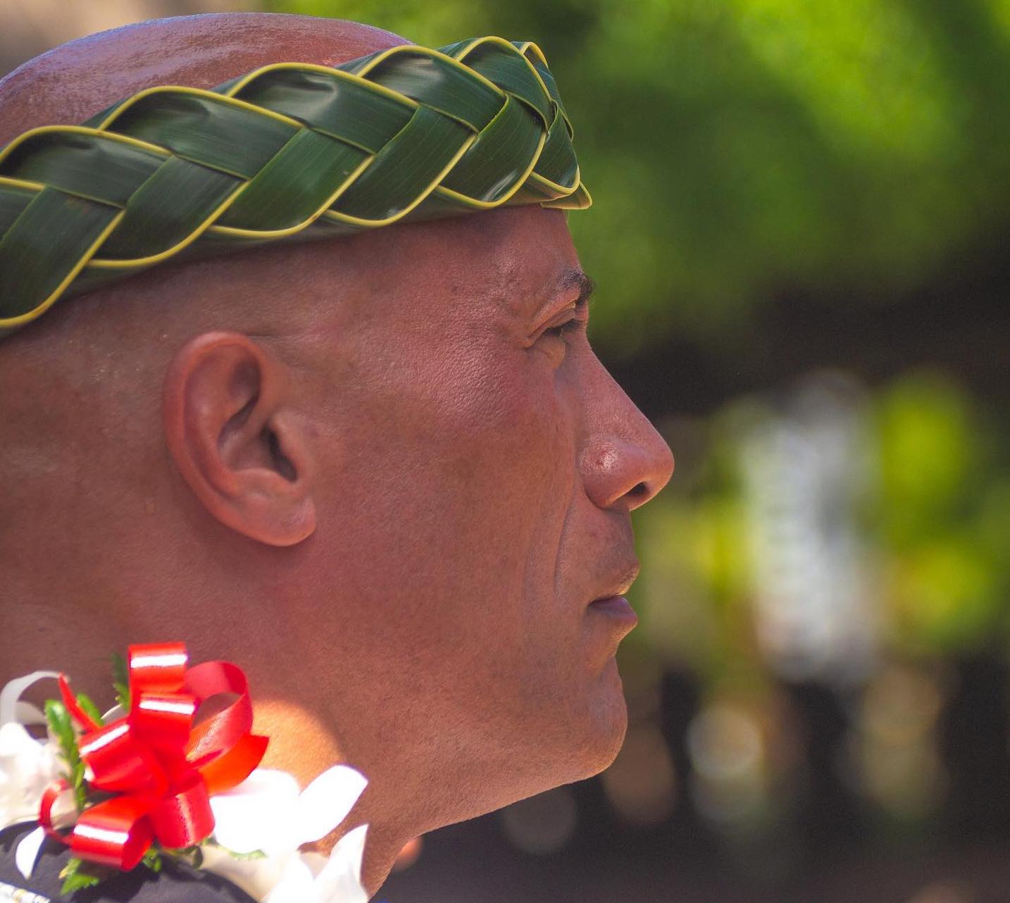 Дуэйн “Скала” Джонсон празднует свое наследие в Полинезийском культурном центре