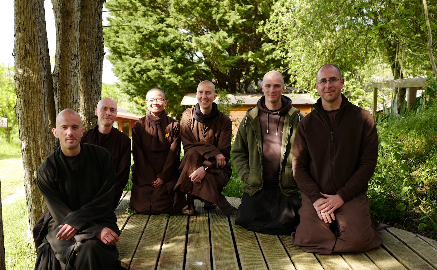 Монашеская жизнь учеников Тик Нат Хана: Учимся любить и жить