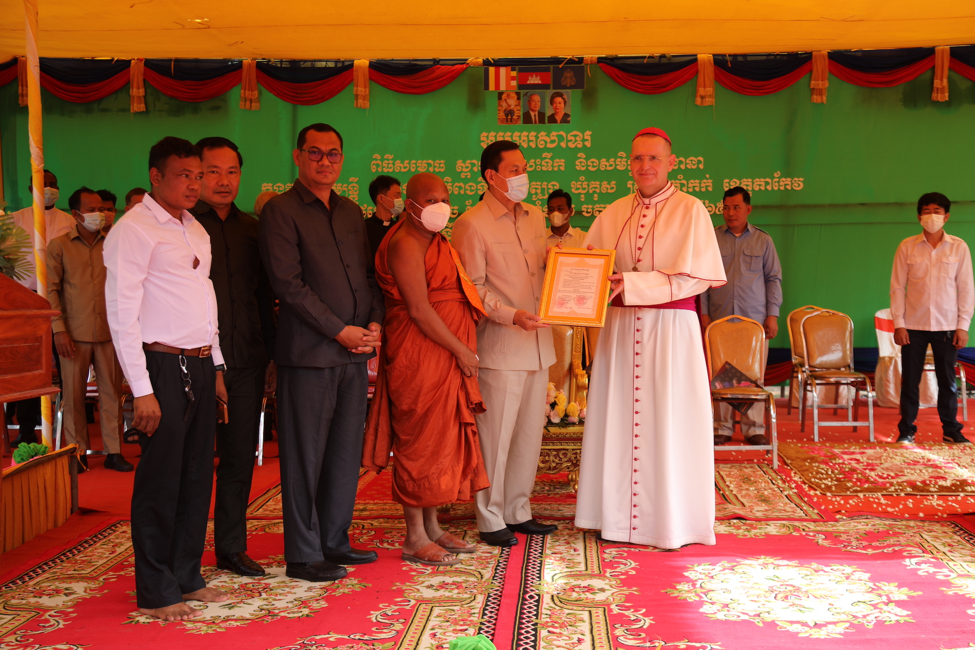 Буддийские лидеры чествуют католического епископа за его вклад в развитие общества