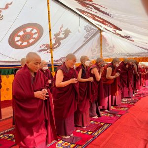 144 буддийские монахини приняли полное посвященние в сан на церемонии в Бутане