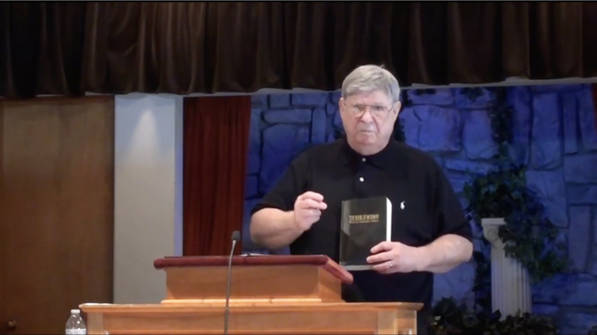 Баптистский пастор проповедует по Книге Мормона