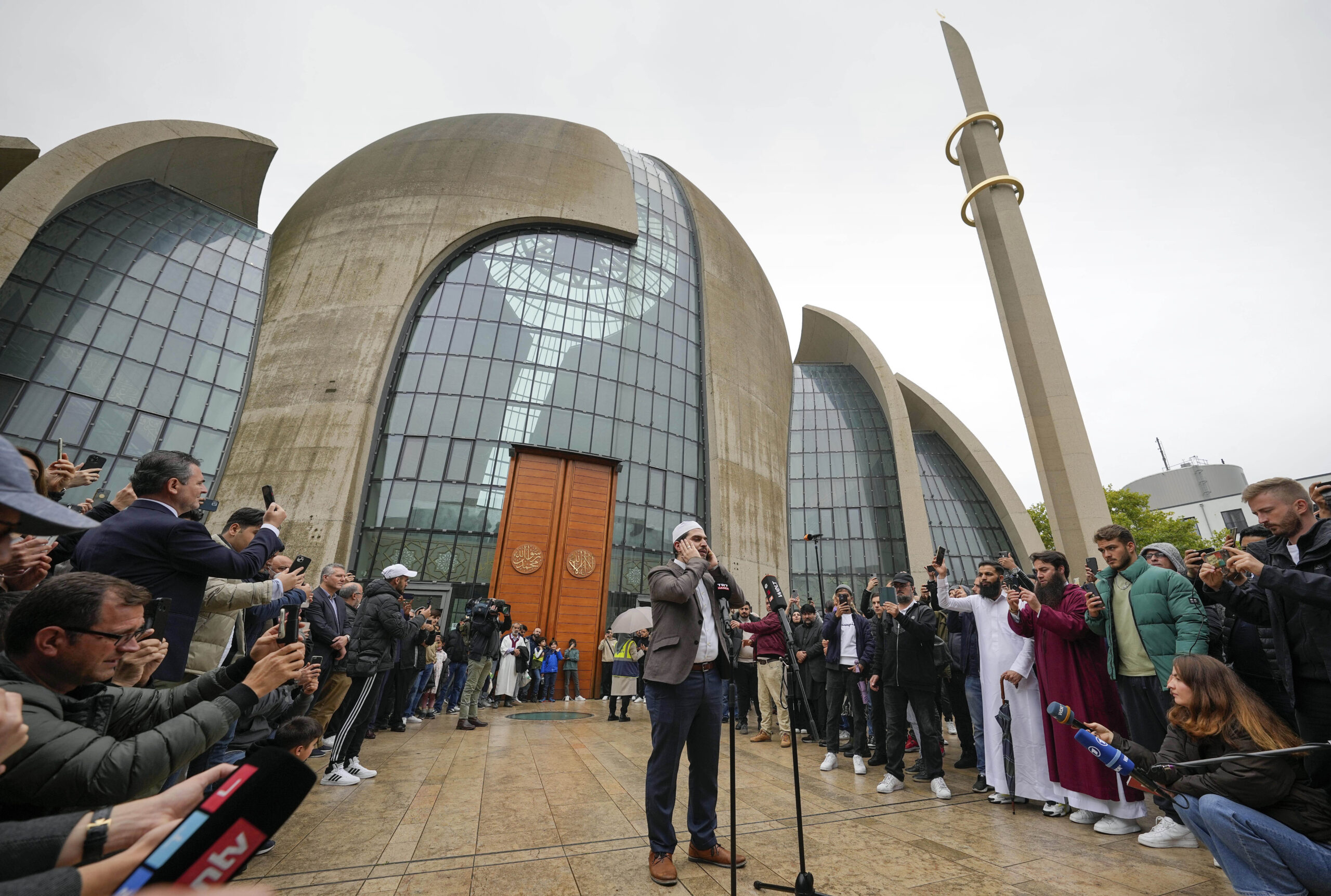 В известной мечети Германии звучит первый публичный призыв к молитве