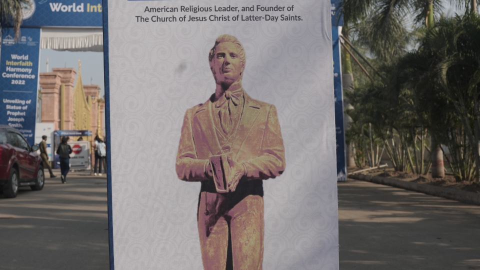 Статуя Пророка Джозефа Смита установлена под куполом Всемирного университета мира в Индии