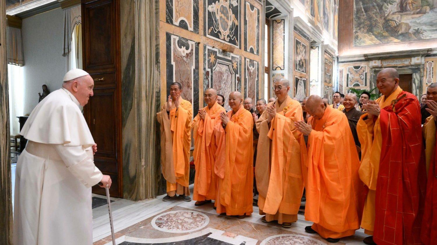 Буддийская делегация из Тайваня посещает Папу Франциска для межрелигиозной встречи