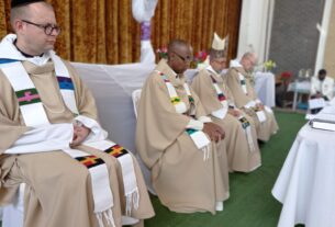 Святое Дзенское Правило монахов в белых одеждах Святого Бенедикта