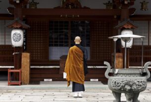 Weekly Toyo Keizai: Буддизм “борется за жизнь или смерть” в Японии