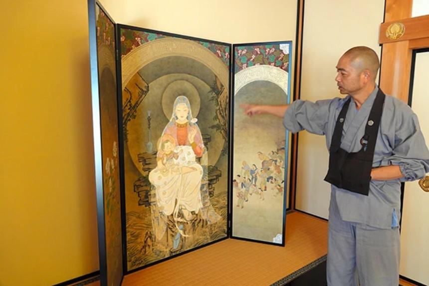 Буддийский священник в Японии сочетает буддийскую и христианскую иконографию в новом художественном произведении